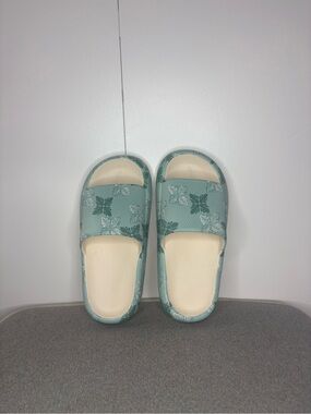 Lahulale’a Hawaiian Quilt Slide Sandals
